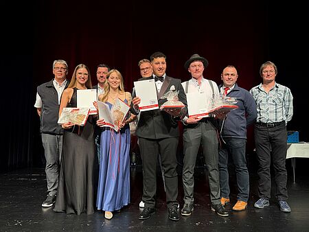 Absolventen in festlicher Kleidung