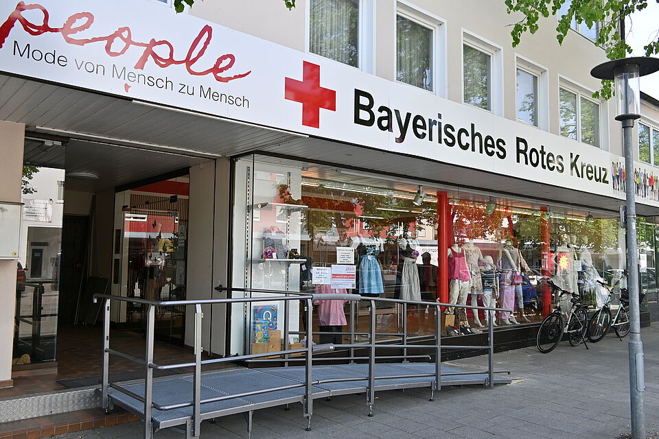 Eingang des People Shop mit Rampe