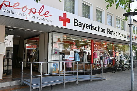 Eingang des People Shop mit Rampe