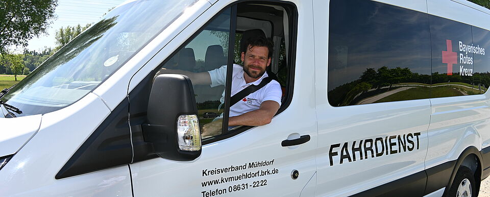 Fahrer schaut aus Fahrzeugfenster